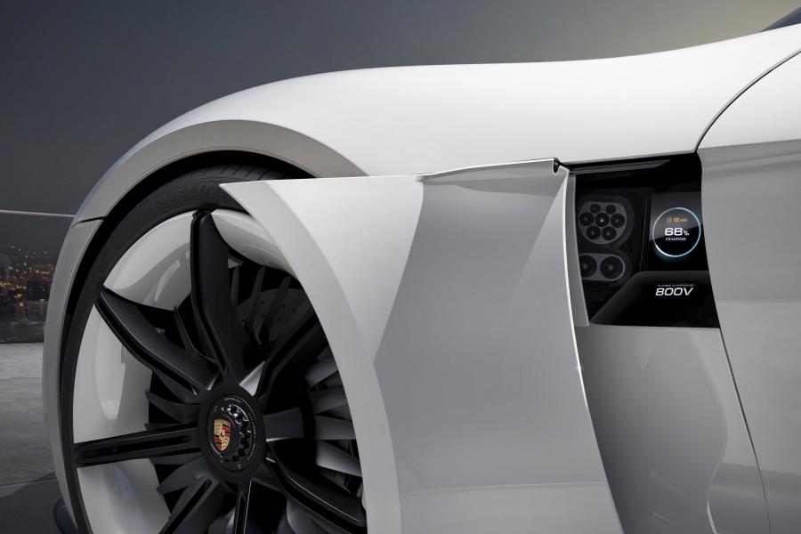  Porsche Mission E Concept 2015 года  (фото 2 из 12)